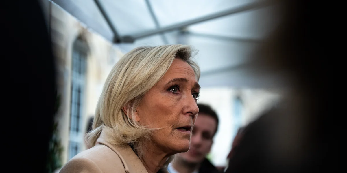 No Protester a Frankräich: Marine Le Pen klëmmt an de Sondagë fir d'Presidentiellen | © picture alliance / NurPhoto | Andrea Savorani Neri