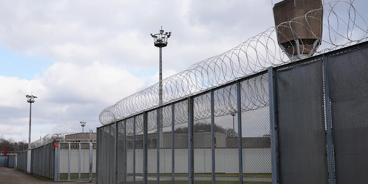 Zwee Mannerjäreger sëtzen am Erwuesseneprisong zu Schraasseg | © Sophie Schroeder