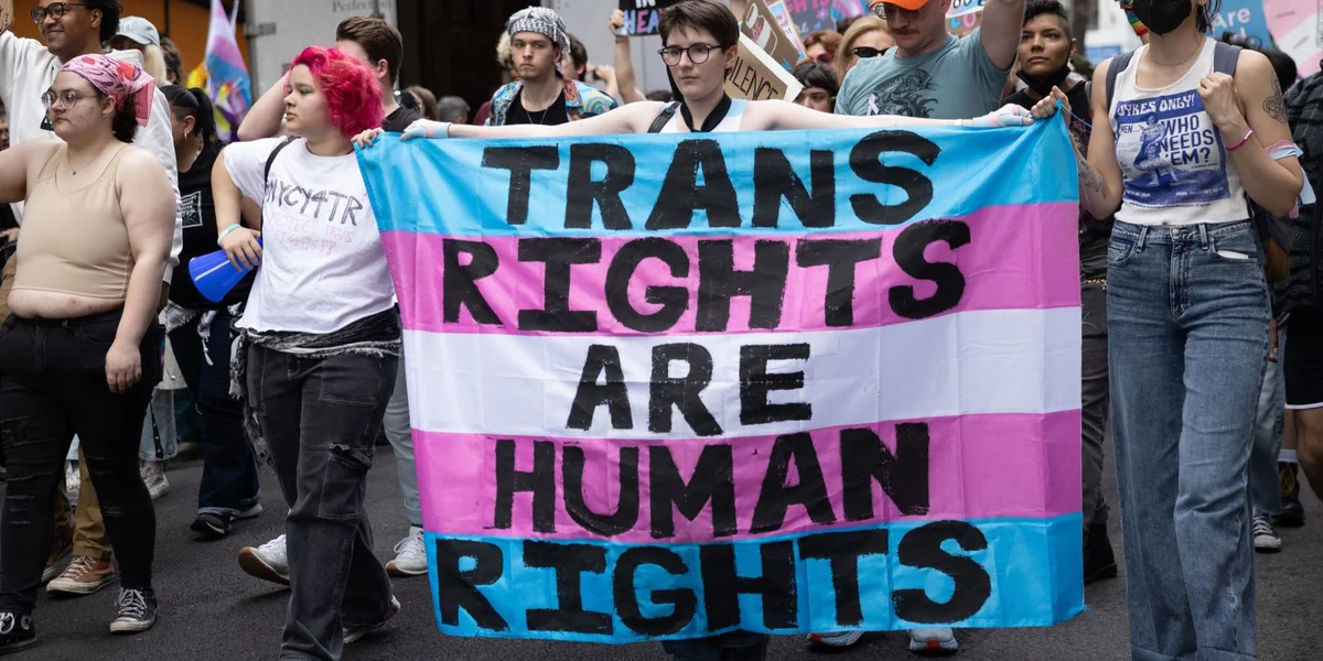 LGBTQIA+-Organisatioune weise sech besuergt nom Urteel vum brittesche Geriichtshaff | © picture alliance / NurPhoto | Melissa Bender