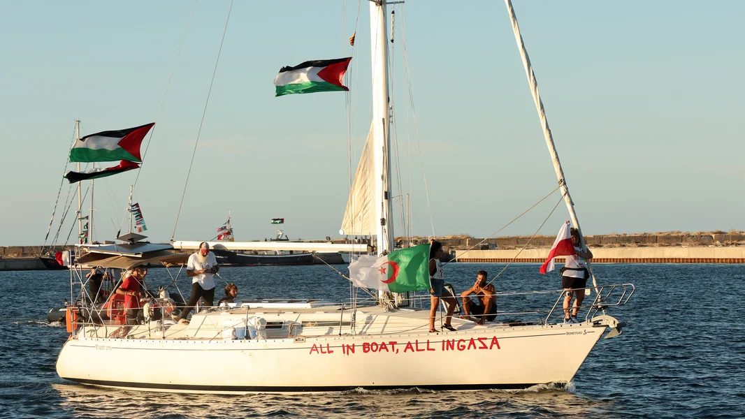 Israeelesch Marinn huet Lëtzebuerger Resident vun der Global Sumud Flotilla matgeholl | © EPA/MOHAMED MESSARA