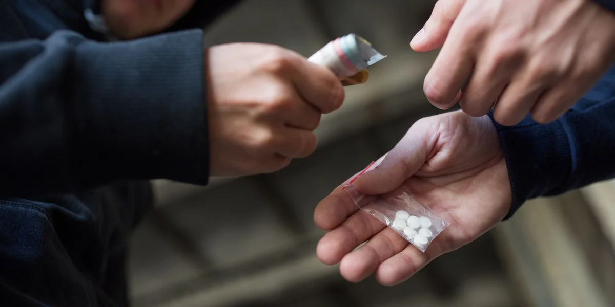 Emmanuel Macron seet Drogebanden de Kampf un | © Adobe Stock