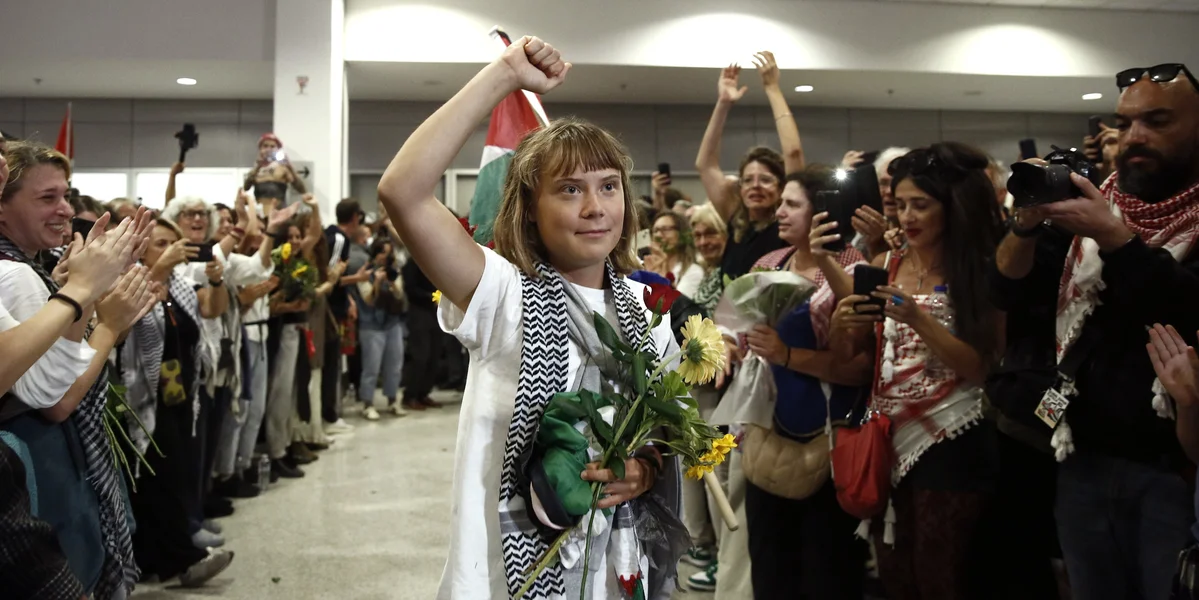 Greta Thunberg wärend Protestaktioun vum Grupp Palestine Action festgeholl | © EPA/YANNIS KOLESIDIS