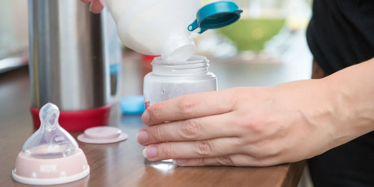 Franséische Parquet lancéiert Enquêtë wéinst veronrengegter Babymëllech | © picture alliance / dpa Themendienst | Andrea Warnecke