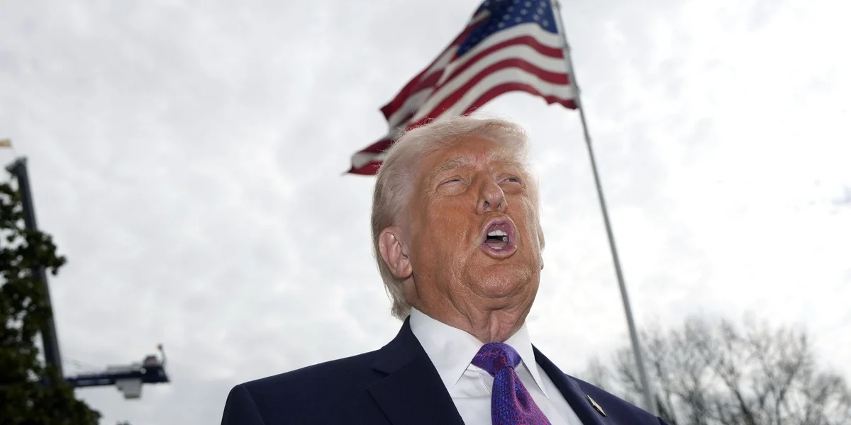 Donald Trump fuerdert eng massiv Hausse vum US-Defensebudget | © EPA/YURI GRIPAS / POOL