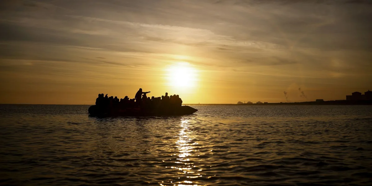 230 Leit op just engem Boot sinn iwwer den Äermelkanal a Groussbritannie gefuer | © EPA/YOAN VALAT