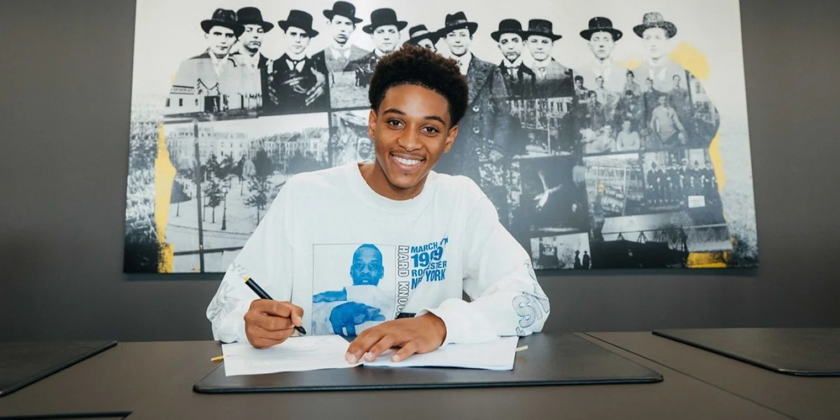 Fussballnationalspiller Enzo Duarte ënnerschreift Profikontrakt bei Borussia Dortmund | © Borussia Dortmund