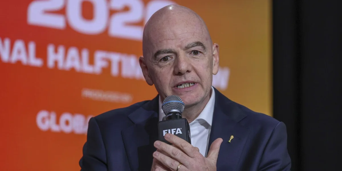 Fanorganisatiounen uechter d'Welt fuerderen de Récktrëtt vum FIFA-President Infantino | © EPA/SARAH YENESEL