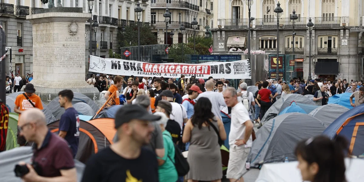 Zéngdausende Leit zu Madrid op de Stroosse fir géint d'Wunnengsnout ze demonstréieren | © EPA/RODRIGO JIMENEZ