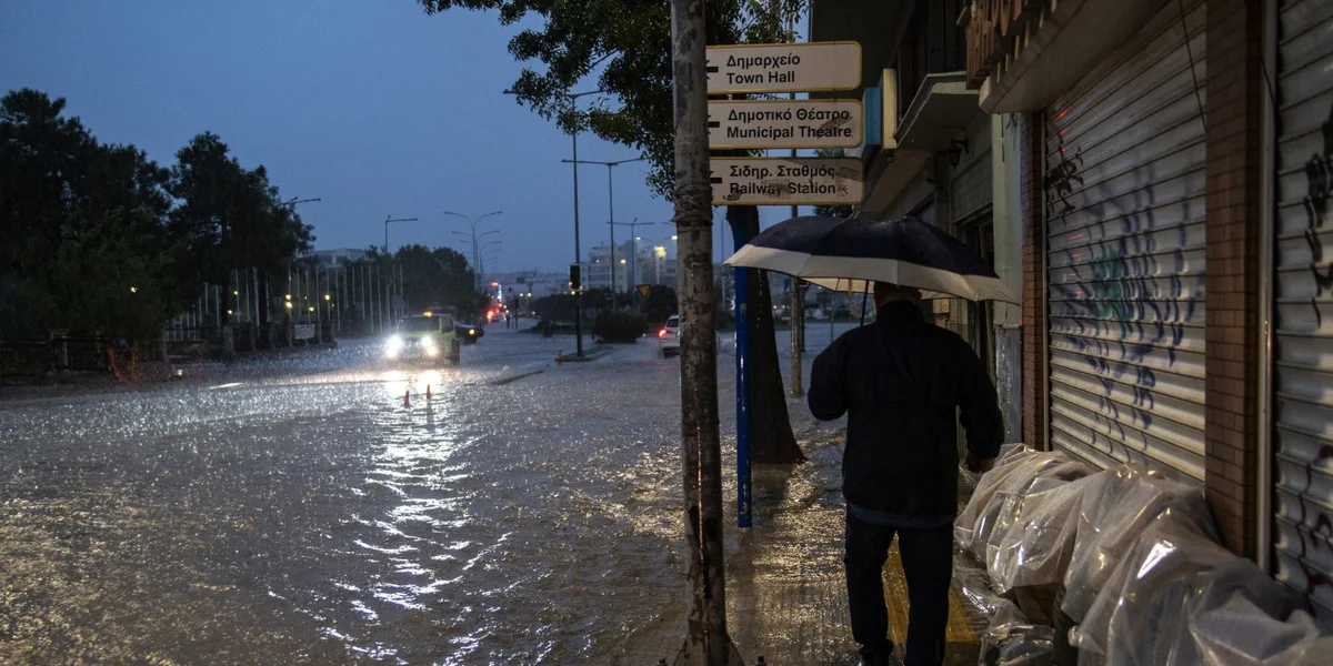 Schwéier Donnerwiederen a Südeuropa: 22.000 Blëtzer an der Ägäis bei Griicheland | © EPA/NICOLAS HATZIPOLITIS
