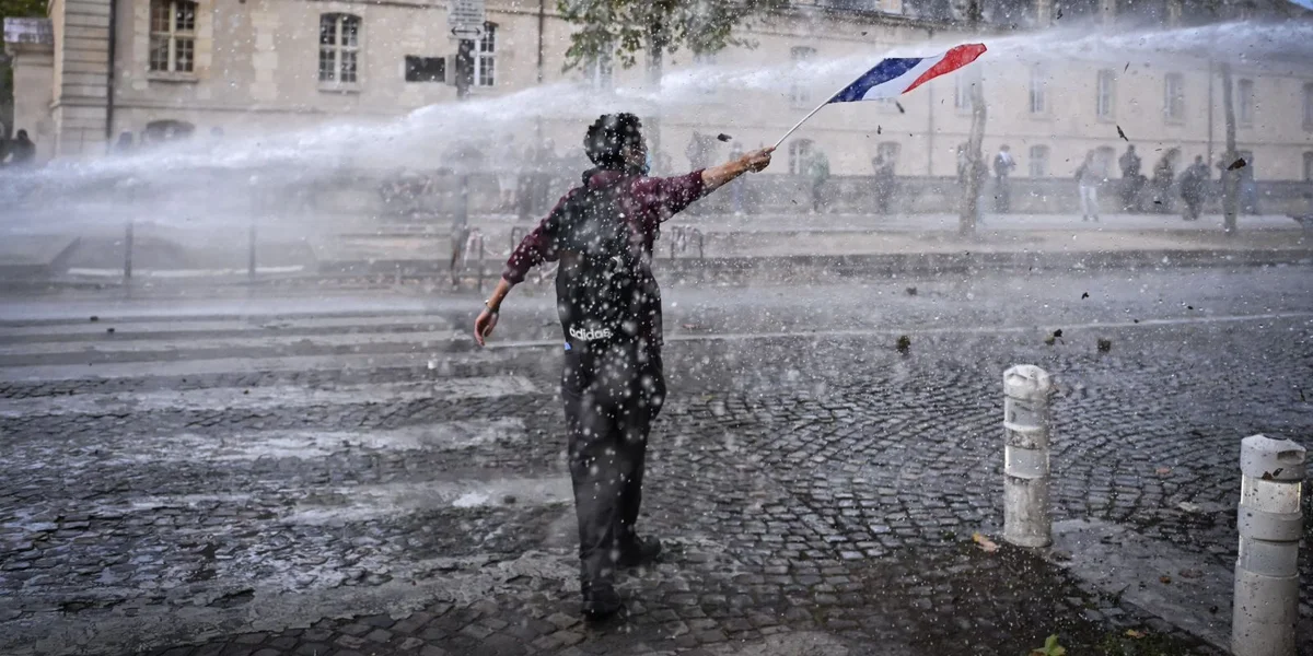 Ausgangsspär a verschiddene franséische Stied: Enn vun de Protester net en vue | © EPA/FIRAS ABDULLAH