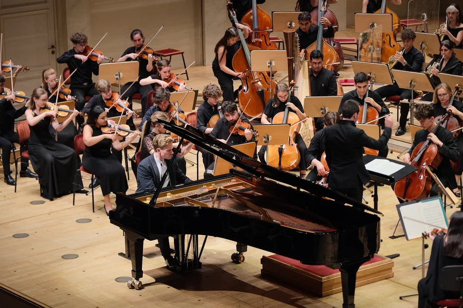Den Orchestre National des Jeunes du Luxembourg (ONJ) mam däitsche Pianist Joseph Moog beim Young Euro Classic Festival 2026 bei engem Concert am Konzerthaus zu Berlin. | © Max Mausen